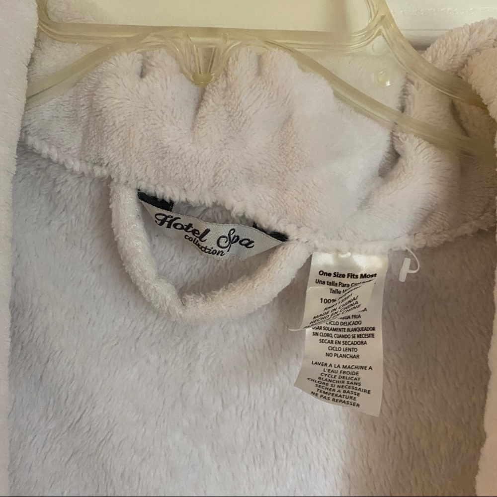 White Fluffy Bath Robe - Picture 4 of 6